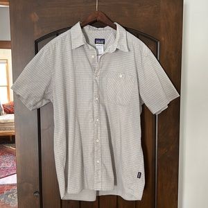 Patagonia Short Sleeve Button Up Shirt. Men’s L